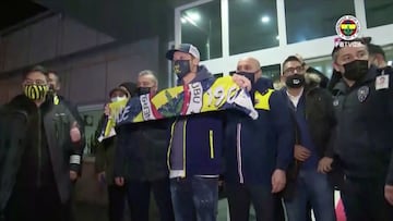 La locura que desató Mesut Özil en su llegada a Turquía