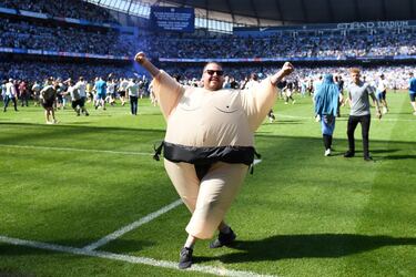 Seguidor del Manchester City celebrando el título liguero.