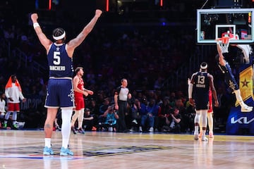 Paolo Banchero celebra un mate de Jalen Brunson durante el All-Star 2024.