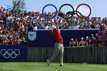 Buen debut de los golfistas españoles en los primeros hoyos del recorrido pero ante la amenaza de una tormenta eléctrica en Francia, se ha tenido que suspender la jornada de Golf.