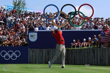 Buen debut de los golfistas españoles en los primeros hoyos del recorrido pero ante la amenaza de una tormenta eléctrica en Francia, se ha tenido que suspender la jornada de Golf.