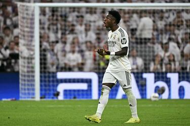 Enorme enfado de Vinicius al ser cambiado por Xabi Alonso en el minuto 71 y con 2-1 en el marcador. 