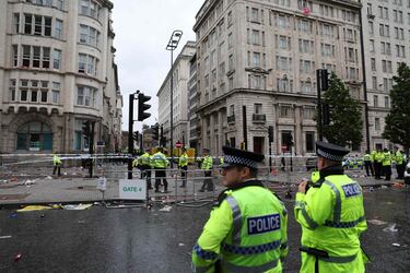 Un vehículo arremete contra aficionados del conjunto Red en el centro de la ciudad de Liverpool en la celebración del título de liga.