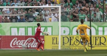 1-0. Rubén Castro anotó el primer tanto.