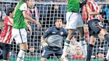 <b>PODEROSOS. </b>Naldo, en el centro de la imagen, cabecea un centro de Özil y consigue el segundo gol de los alemanes.