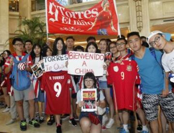 Numerosos aficionados esperaban la llegada del equipo.