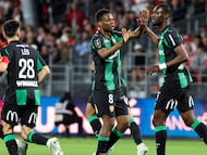 Jugadores del Lens celebran un gol al Brest.