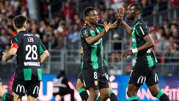 Jugadores del Lens celebran un gol al Brest.
