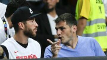 Sergio Ramos e Iker Casillas presentes en el Palacio de los Deportes durante el Espa&ntilde;a-Francia.