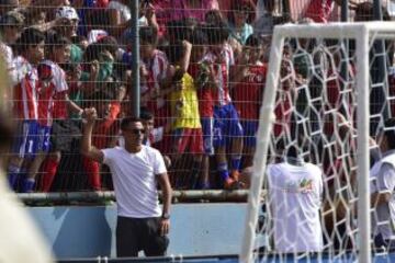 El delantero de Arsenal inaugur&oacute; un torneo en las canchas que don&oacute; a la municipalidad de Tocopilla.