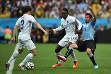 Alvaro González y Leighton Baines.