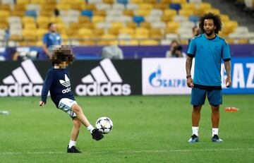 Los niños irrumpen en el entreno del Madrid en Kiev