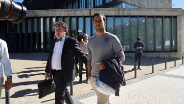 El jugador del Deportivo Iñigo López tras ser puesto en libertad con cargos tras ser detenido por presuntos amaños en partidos de fútbol español.