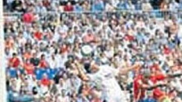 PRIMERA AMARILLA. Ramos la vio por rematar una falta con la mano.