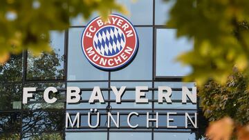 Escudo del Bayern en la fachada de las oficinas del club en M&uacute;nich.