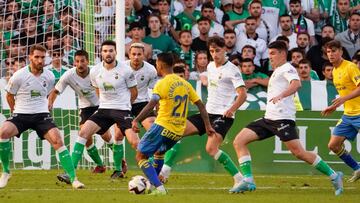 La defensa del Racing fue cualquier cosa menos escasa en n¨²mero frente a Las Palmas.