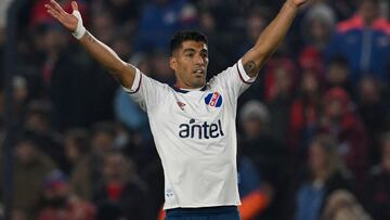 Uruguay's Nacional Luis Suarez gestures during their Copa Sudamericana football tournament quarterfinals first leg match against Brazil's Atletico Goianiense at the Gran Parque Central stadium in Montevideo, on August 2, 2022. (Photo by Pablo PORCIUNCULA / AFP)