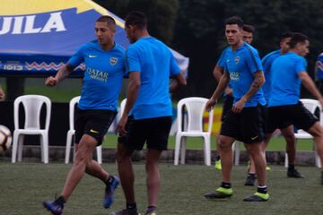 El equipo argentino hizo un trabajo regenerativo en la cancha principal de la Federación Colombia de Fútbol. Villa y Fabra, los dos colombianos presentes. 