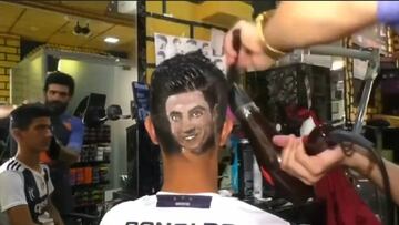 Barbero retrata jugadores en sus cortes de cabello