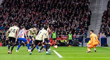 El tanto de Pau Cubarsí no subió al marcador tras una larga revisión del VAR, que detectó fuera de juego previo de Lewandowski en la jugada.