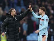 Soccer Football - Premier League - Aston Villa v Brentford - Villa Park, Birmingham, Britain - February 1, 2026 Brentford's Jordan Henderson and Sepp van den Berg celebrate after the match Action Images via Reuters/Paul Childs EDITORIAL USE ONLY. NO USE WITH UNAUTHORIZED AUDIO, VIDEO, DATA, FIXTURE LISTS, CLUB/LEAGUE LOGOS OR 'LIVE' SERVICES. ONLINE IN-MATCH USE LIMITED TO 120 IMAGES, NO VIDEO EMULATION. NO USE IN BETTING, GAMES OR SINGLE CLUB/LEAGUE/PLAYER PUBLICATIONS. PLEASE CONTACT YOUR ACCOUNT REPRESENTATIVE FOR FURTHER DETAILS..