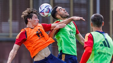 GRAF6236. MADRID, 10/06/2023.- Los jugadores Le Normand (i) y Mikel Merino (c) participan en el entrenamiento que la selección española de fútbol celebró este sábado en la Ciudad del Fútbol de Las Rozas de cara a su próximo partido de la fase final de la Liga Naciones ante Italia el próximo 15 de junio. EFE/ Pablo García/RFEF - SOLO USO EDITORIAL/SOLO DISPONIBLE PARA ILUSTRAR LA NOTICIA QUE ACOMPAÑA (CRÉDITO OBLIGATORIO) -