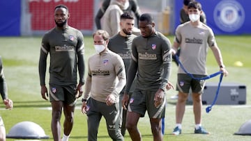 Moussa Demb&eacute;l&eacute;, Kondogbia y Carrasco durante el entrenamiento.