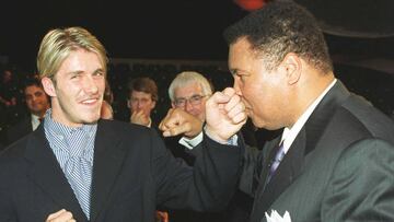 David Beckham bromea con Muhammad Ali en una imagen de archivo.