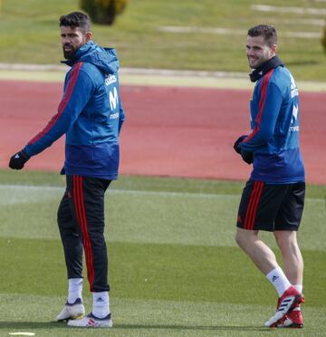 Diego Costa junto al defensor del Real Madrid, Nacho. 