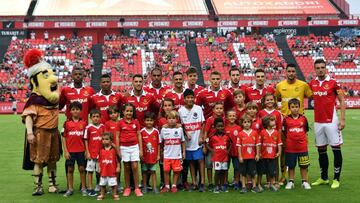 Los jugadores del N&aacute;stic acompa&ntilde;ados durante un partido de pretemporada.