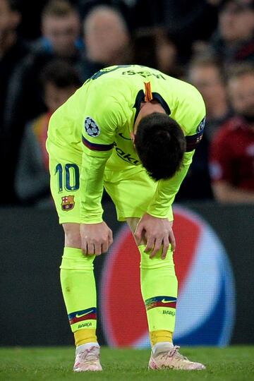 Lionel Messi como en Roma, salió decepcionado del rendimiento de su equipo. 