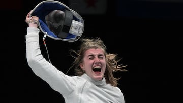 US' Magda Skarbonkiewicz celebrates after defeating US' Maia Chamberlain in the women's sabre individual finals gold medal bout fencing event of the Pan American Games Santiago 2023 at the Paralympic Sports Centre in the National Stadium Sports Park in Santiago on October 31, 2023. (Photo by ERNESTO BENAVIDES / AFP)