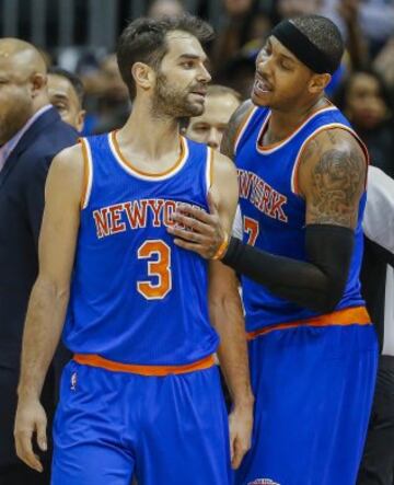 Carmelo Anthony tranquiliza a su compañero José Calderón.