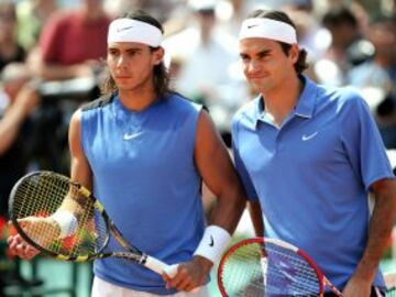 La primera vez que Nadal y Federer se enfrentaron en la final de un Grand Slam fue en Roland Garros, el 11 de junio de 2006, Nadal derrotó a Federer por 1-6, 6-1, 6-4 y 7-6 (4)