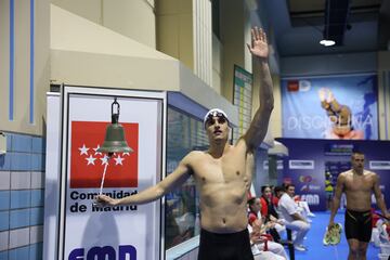 Carles Coll, tocando la campana tras uno de sus cinco rcords de Espa?a en el Campeonato estatal.