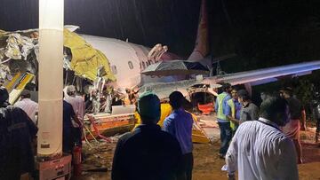 Kozhikode (India), 07/08/2020.- A handout photo made available by the Indian Civil Defense shows officials inspect the wreckage site of a plane crash at Calicut airport in Kozhikode, India, 07 August 2020. According to reports, an Air India Express plane 