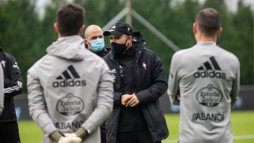 Eduardo Coudet conversa con sus jugadores durante un entrenamiento del Celta.