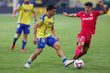 José Joaquín Matos disputando un esférico frente a un futbolista del Tenerife.