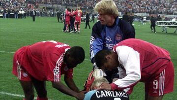 Oliver Khan, consolando a Cañizares tras la tanda de penaltis de la Copa de Europa de 2001.