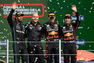Lewis Hamilton, Gianpiero Lambiase (ingeniero de carrera de Red Bull Racing), Max Verstappen y Sergio P¨¦rez en el podio.