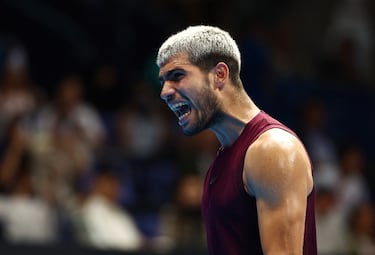 Carlos Alcaraz celebra la victoria en la final de Tokio. 