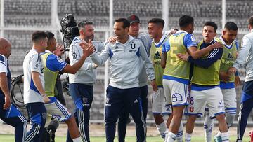 Futbol, Palestino vs Universidad de Chile
Fecha 25, campeonato Nacional 2022.
El entrenador de Universidad de Chile Sebastian Miranda celebra la victoria luego del partido de primera division contra Palestino disputado en el estadio Municipal de La Cisterna de Santiago, Chile.
15/09/2022
Dragomir Yankovic/Photosport
Football, Palestino vs Universidad de Chile
25th date, 2022 National Championship.
Universidad de Chile's head coach Sebastian Miranda celebrate the victory against Palestino for the first division match held at the Municipal de La Cisterna stadium in Santiago, Chile.
15/09/2022
Dragomir Yankovic/Photosport