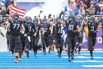 Los Broncos de la Universidad de Boise State derrotaron el día 8 por 31-10 a los Rainbow Warriors de la Universidad de Hawái para hacerse con el título de la conferencia Mountain West de la NCAA, la liga universitaria estadounidense. La intimidatoria salida al campo de los Broncos, portando grandes mazos, surtió efecto.