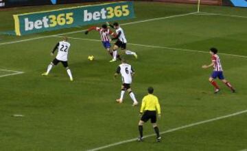 3-0. Penalti de Barragán a Diego Costa.