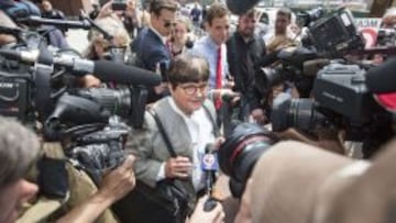 La religiosa Helen Prejean, rodeada por los medios informativos tras declarar el juicio contra Dzhokhar Tsarnaev, acusado de ser el autor de los atentados en la Marat&oacute;n de Boston de 2013. 