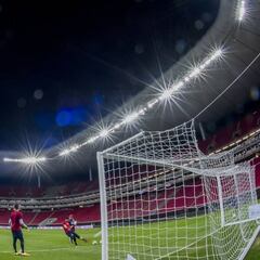 Adaptarse a jugar sin afición, otro gran reto para Chivas