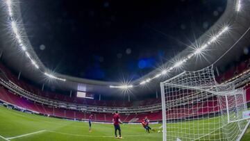 Adaptarse a jugar sin afición, otro gran reto para Chivas
