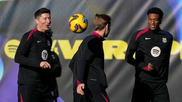 GRAFCAT2178. SANT JOAN DESPÍ (BARCELONA), 20/12/2024.- Los jugadores del FC Barcelona Robert Lewandowski (i), Frenkie de Jong (c) y Alejandro Balde (d) durante el entrenamiento que el equipo azulgrana ha realizado este viernes en la ciudad deportiva Joan Gamper para preparar el partido de LaLiga que mañana disputarán ante el Atlético de Madrid. EFE/Enric Fontcuberta