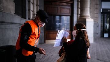 AME2330. BUENOS AIRES (ARGENTINA), 13/04/2020.- Una mujer muestra un permiso para poder circular en la estación Retiro de la ciudad de Buenos Aires hoy lunes, luego de que el Gobierno anunciara el uso obligatorio de tapa boca a partir del 15 de abril. Argentina abrió un nuevo tramo de la cuarentena social obligatoria para frenar los contagios por el coronavirus, que durará hasta al menos el 26 de abril y en el que, además de aceptar excepciones como la reapertura de los bancos, se promoverá el uso de la mascarilla en lugares públicos cerrados. EFE/Juan Ignacio Roncoroni