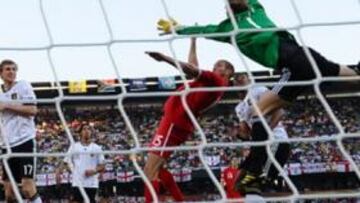 <b>TESTIGO DIRECTO. </b>Neuer observa como el balón entra en su portería después de golpear en el travesaño.